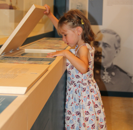 Enfant découvre le musée